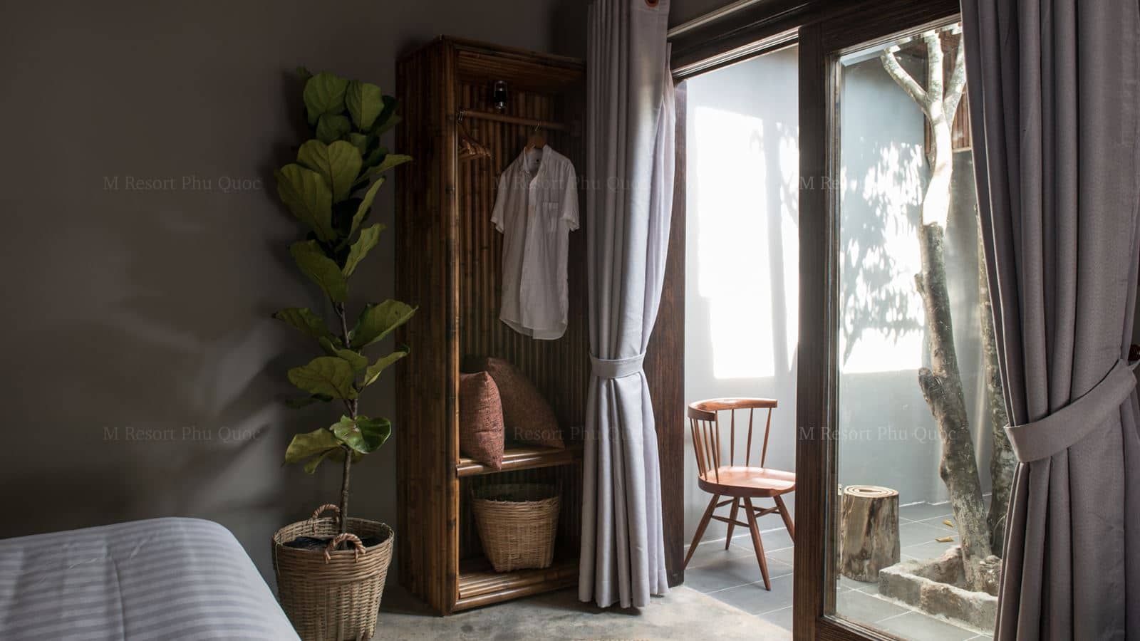 rooms-tropical-room