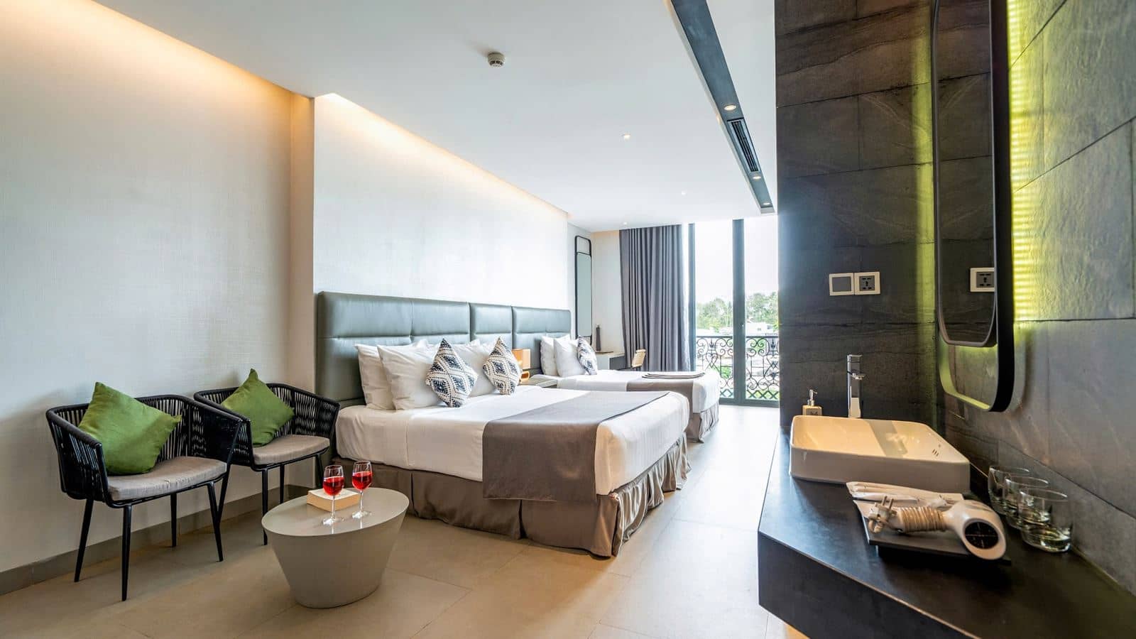 rooms-deluxe-triple-suite-cityview-with-balcony