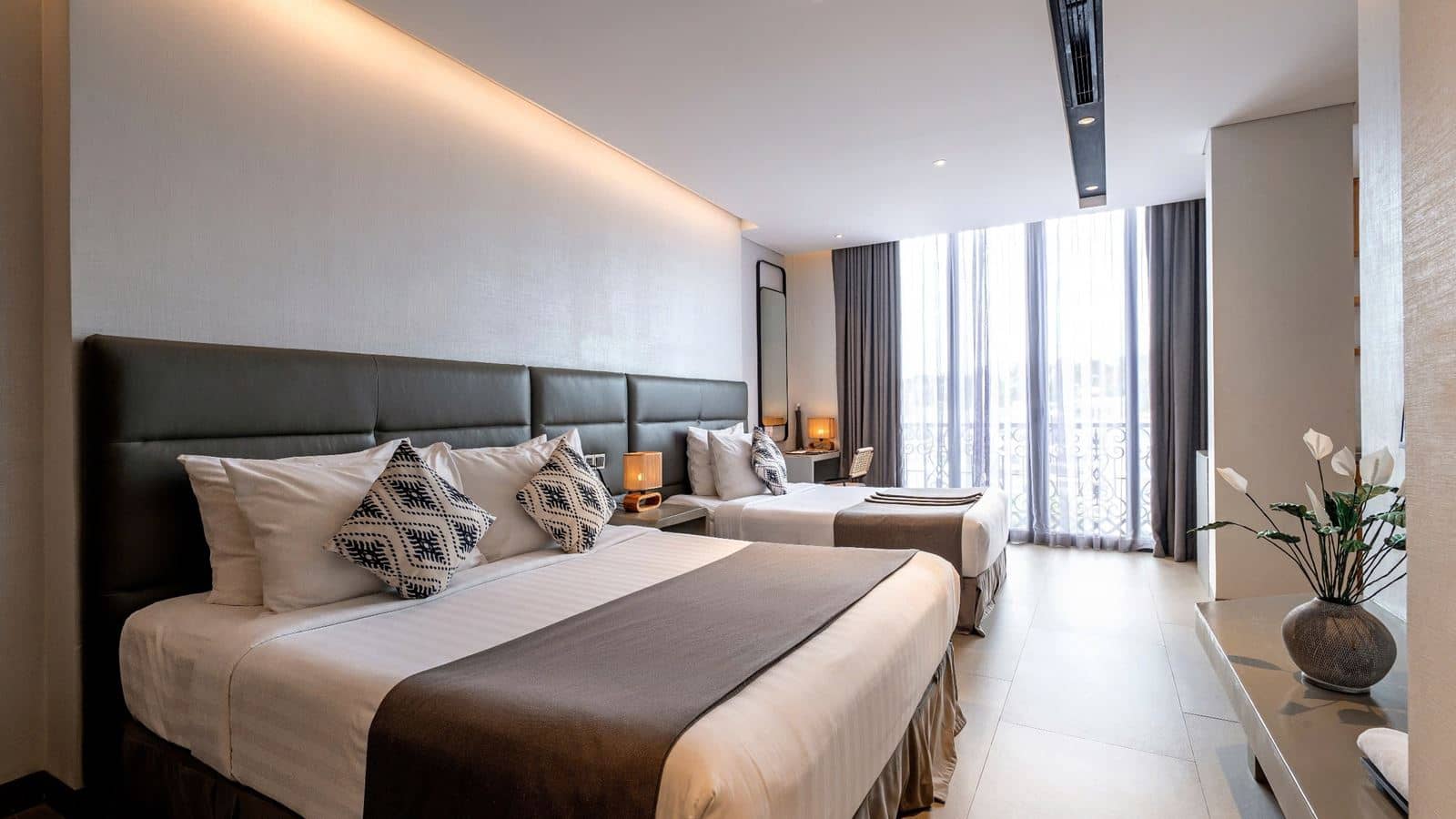 rooms-deluxe-triple-suite-cityview-with-balcony
