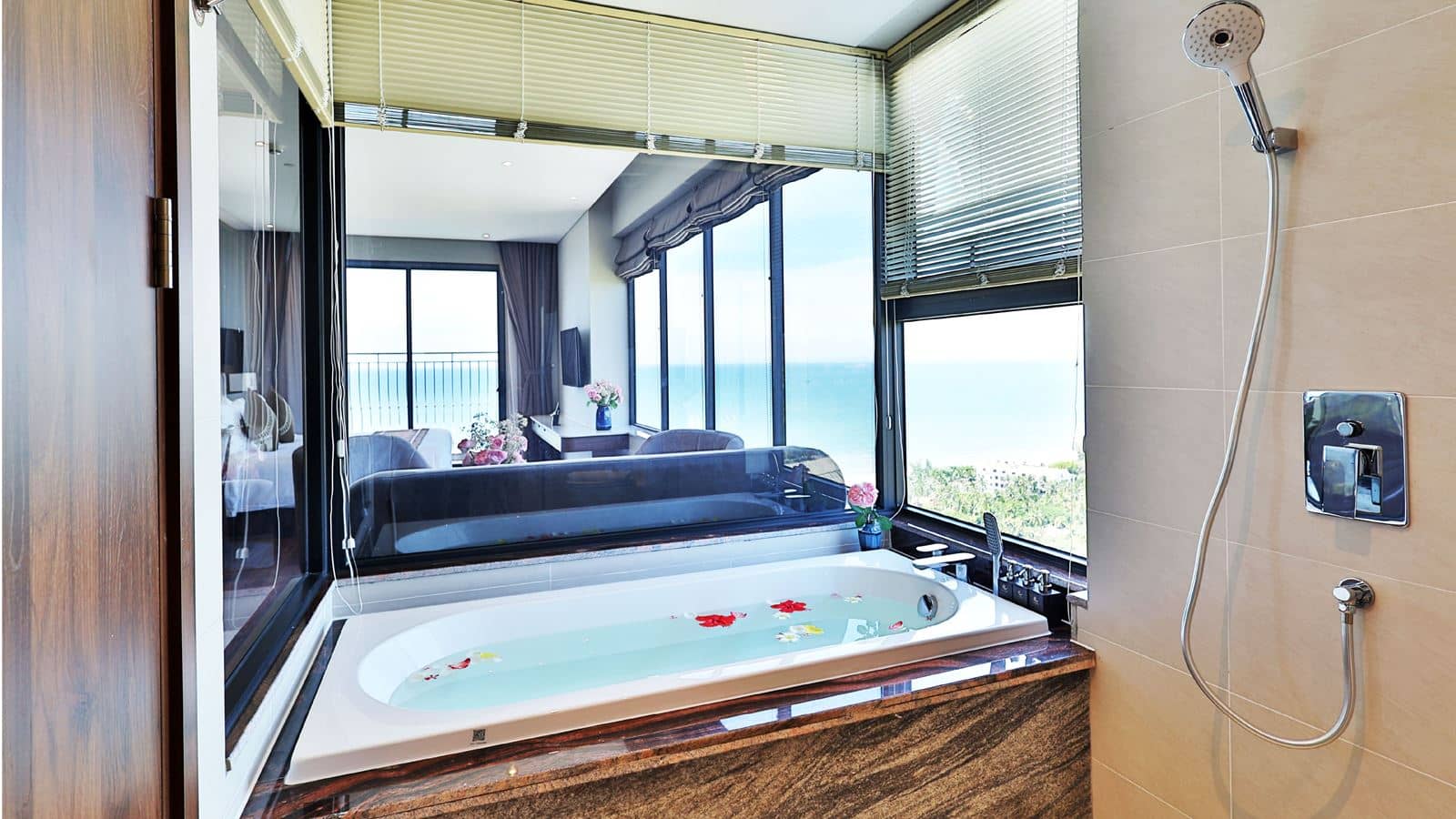 rooms-suite-double-ocean-view-with-balcony