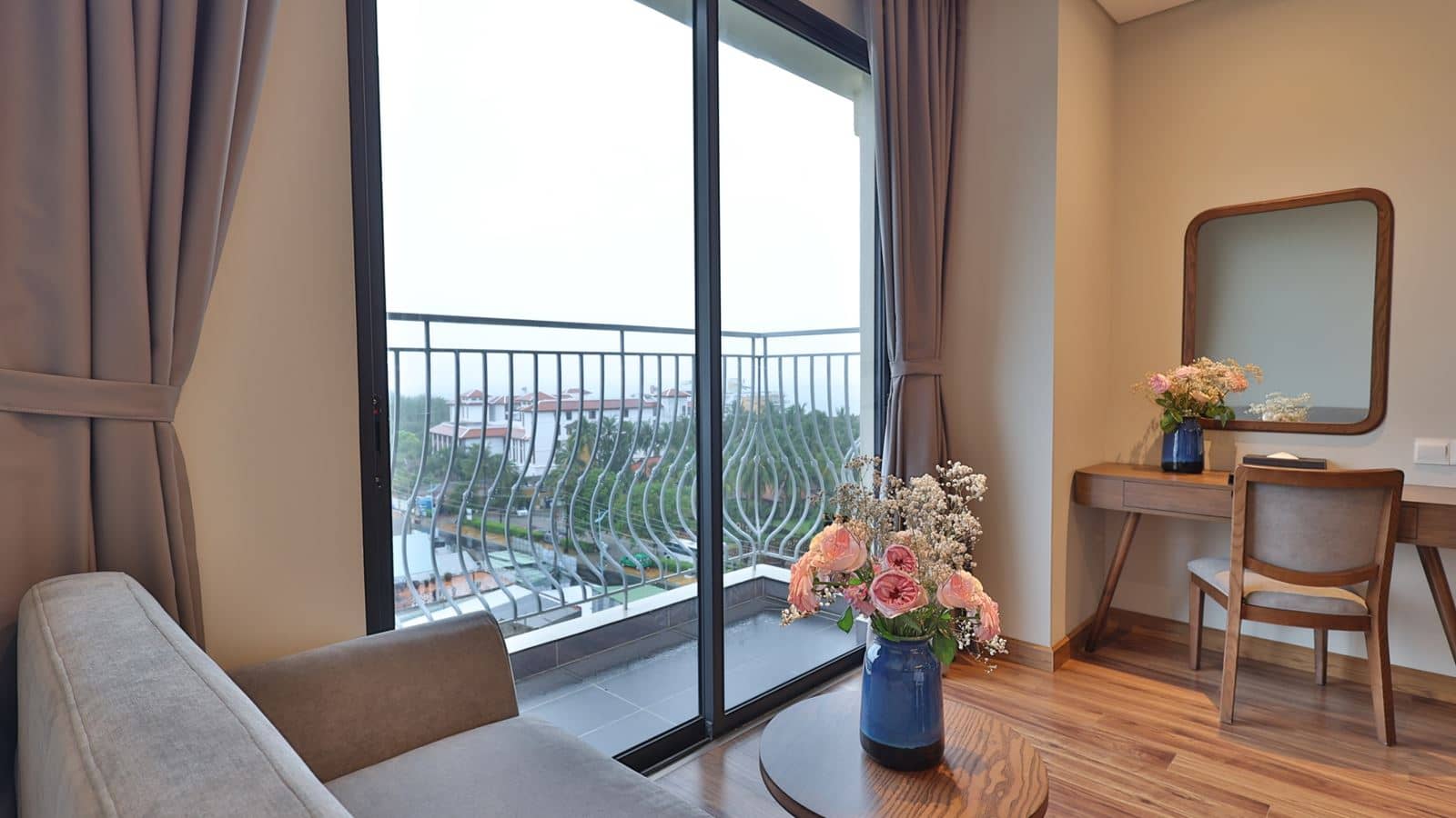 rooms-deluxe-partial-sea-view-with-balcony