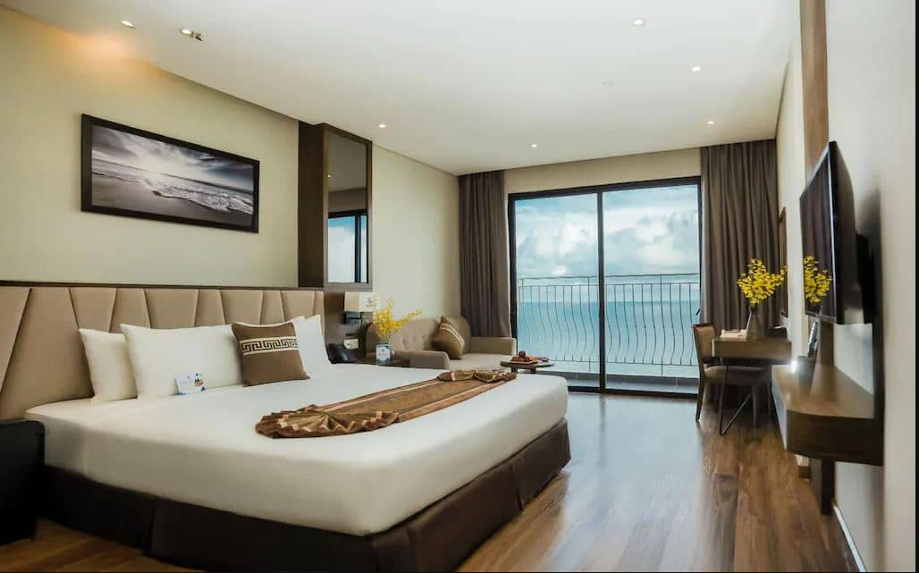 rooms-deluxe-partial-sea-view-with-balcony