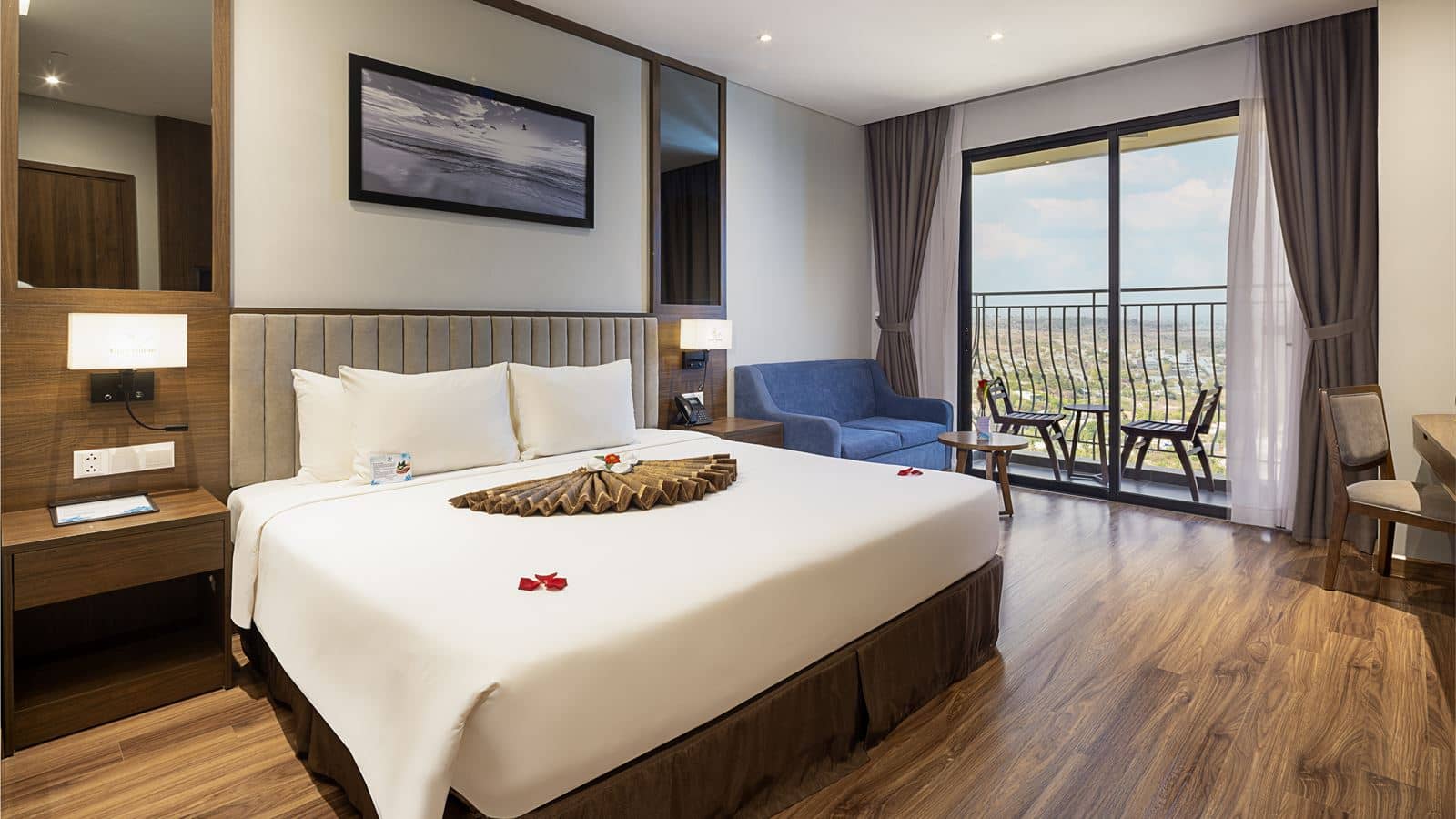 rooms-deluxe-partial-sea-view-with-balcony