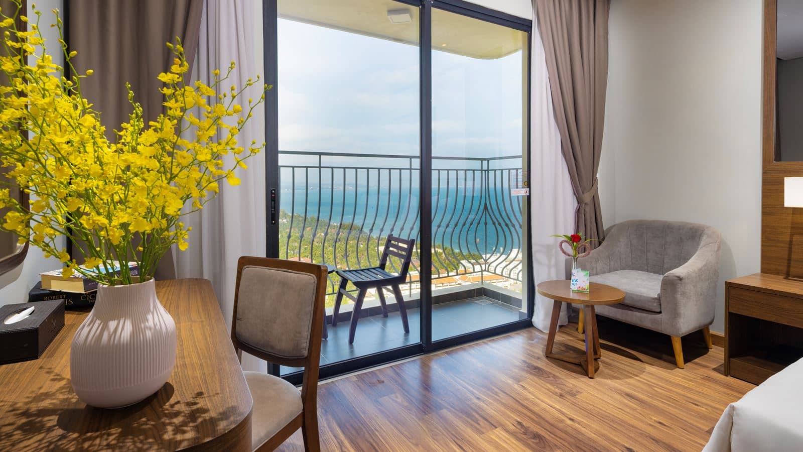rooms-deluxe-partial-sea-view-with-balcony