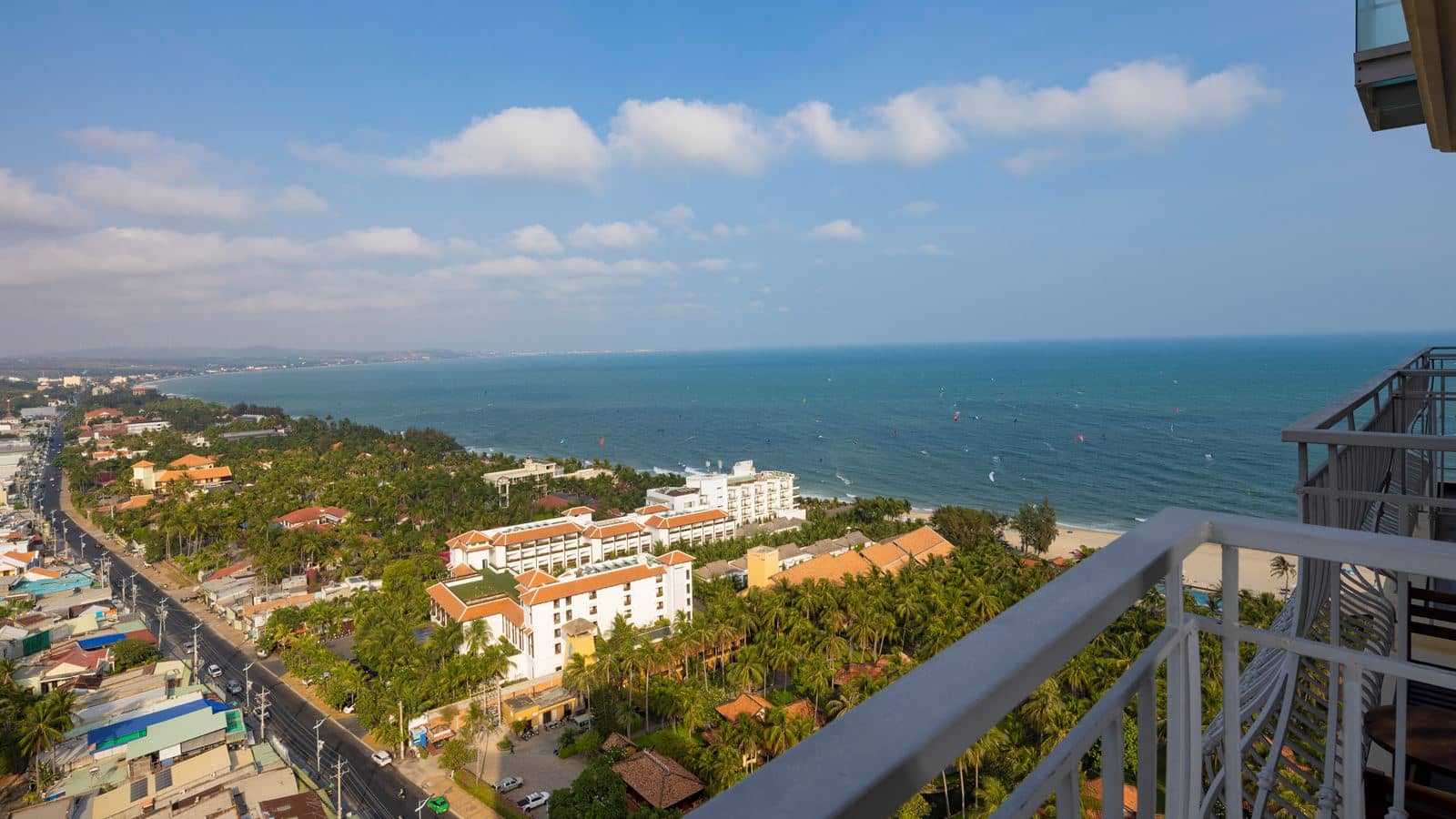 rooms-deluxe-partial-sea-view-with-balcony