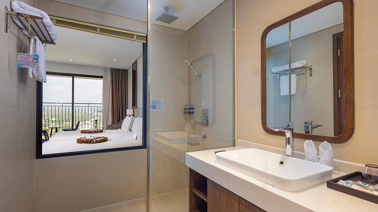 rooms-deluxe-partial-sea-view-with-balcony-child-without-extra-bed