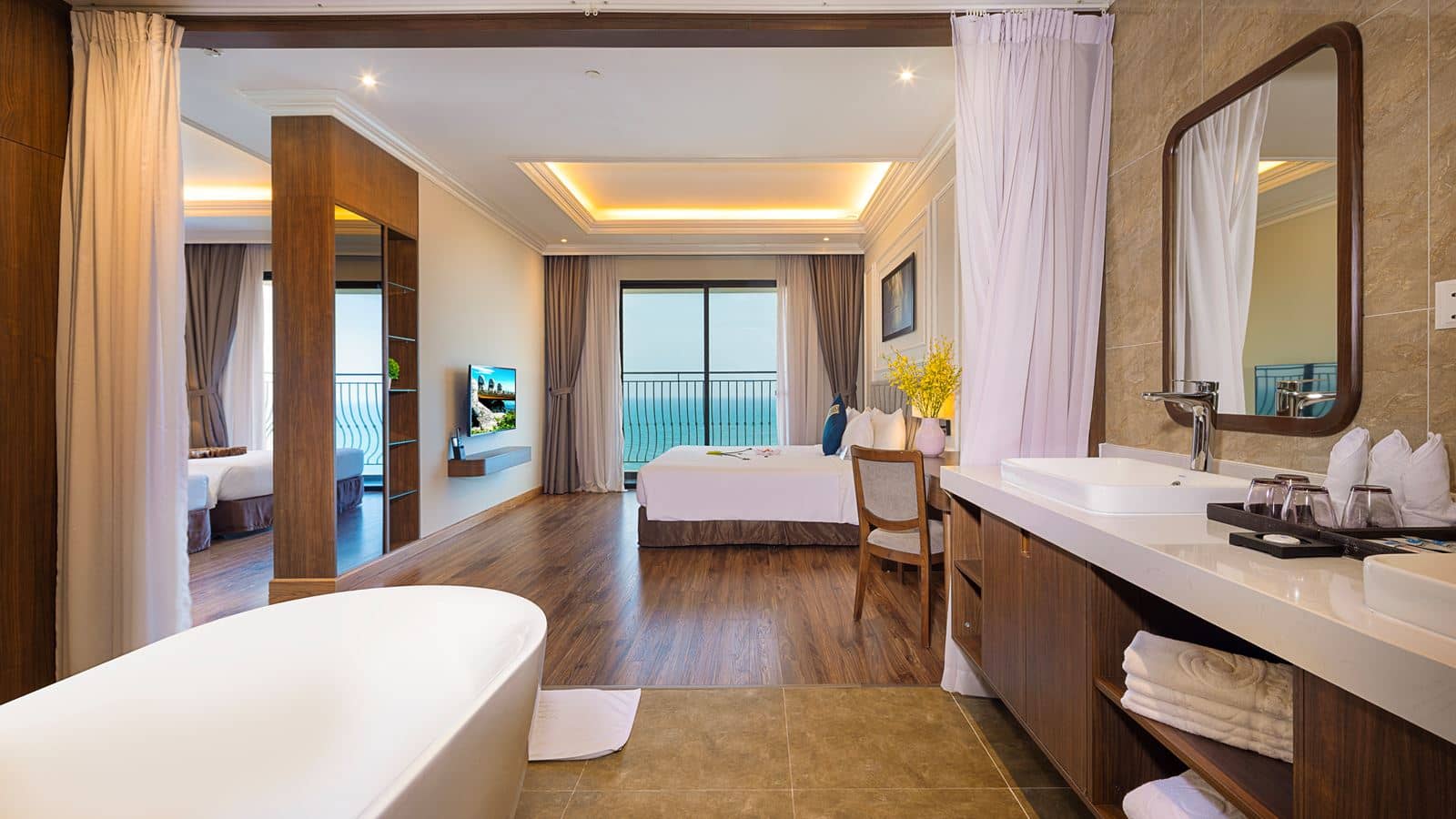 rooms-family-suite-ocean-view-with-balcony
