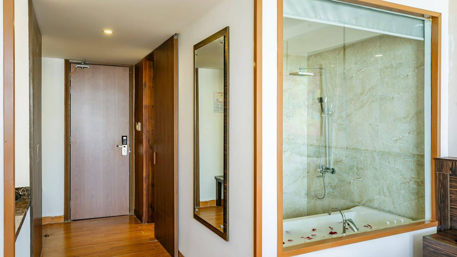 rooms-deluxe-with-balcony-no-extra-bed