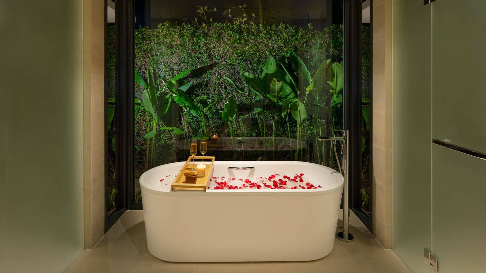 rooms-the-level-1bedroom-lakefront-pool-villa