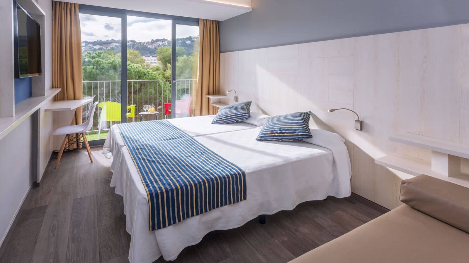 rooms-room-pool-view