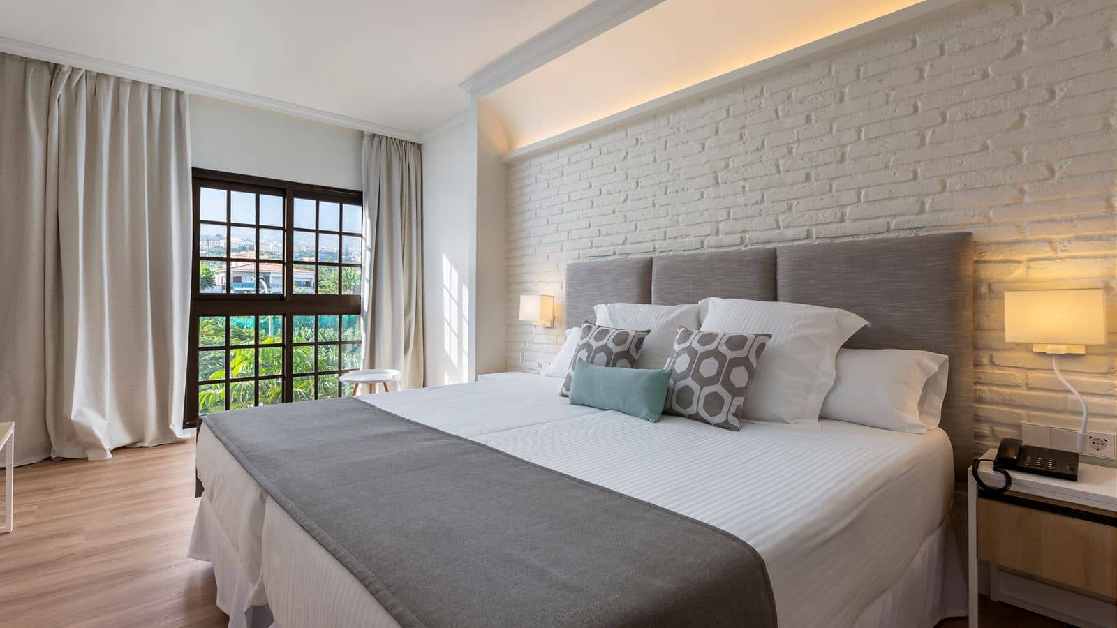 rooms-suite-balcony-or-terrace