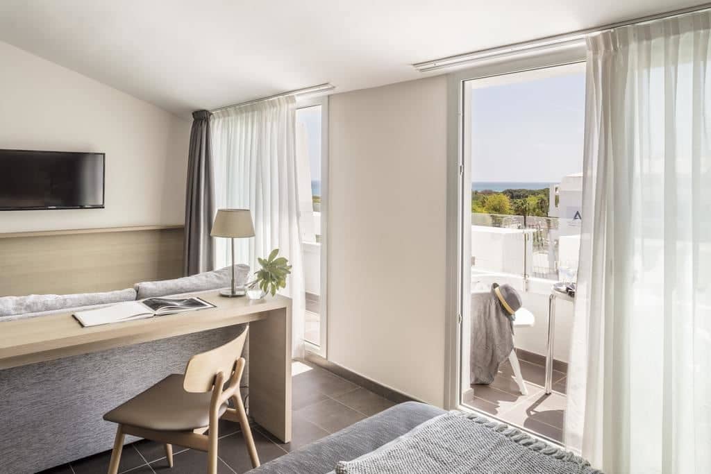 rooms-junior-suite-double-premium-pool-view-andor-partial-sea-view