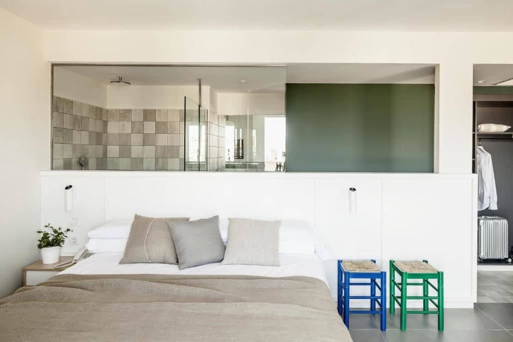 rooms-premium-room-pool-view