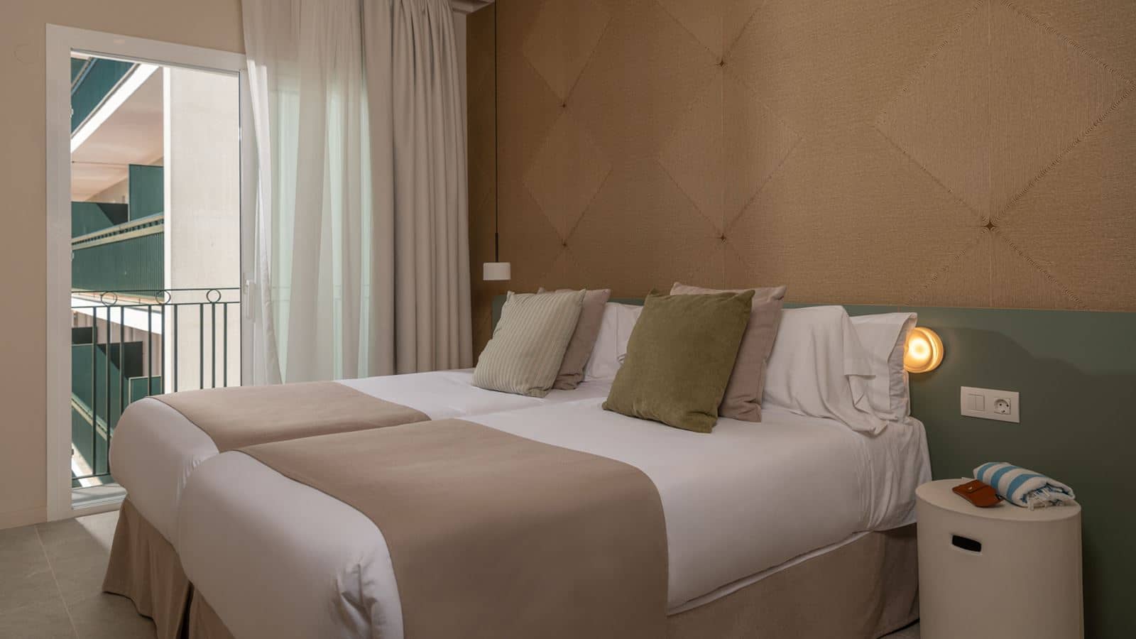 rooms-friendly-room-balcony-or-terrace