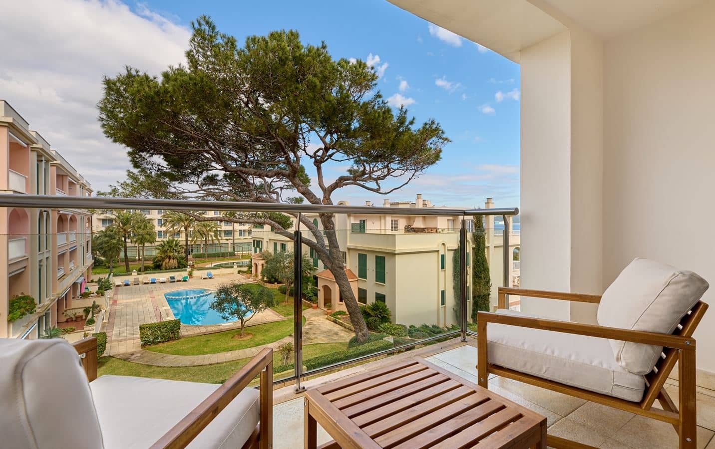rooms-double-deluxe-1-king-bed-balcony-or-terrace