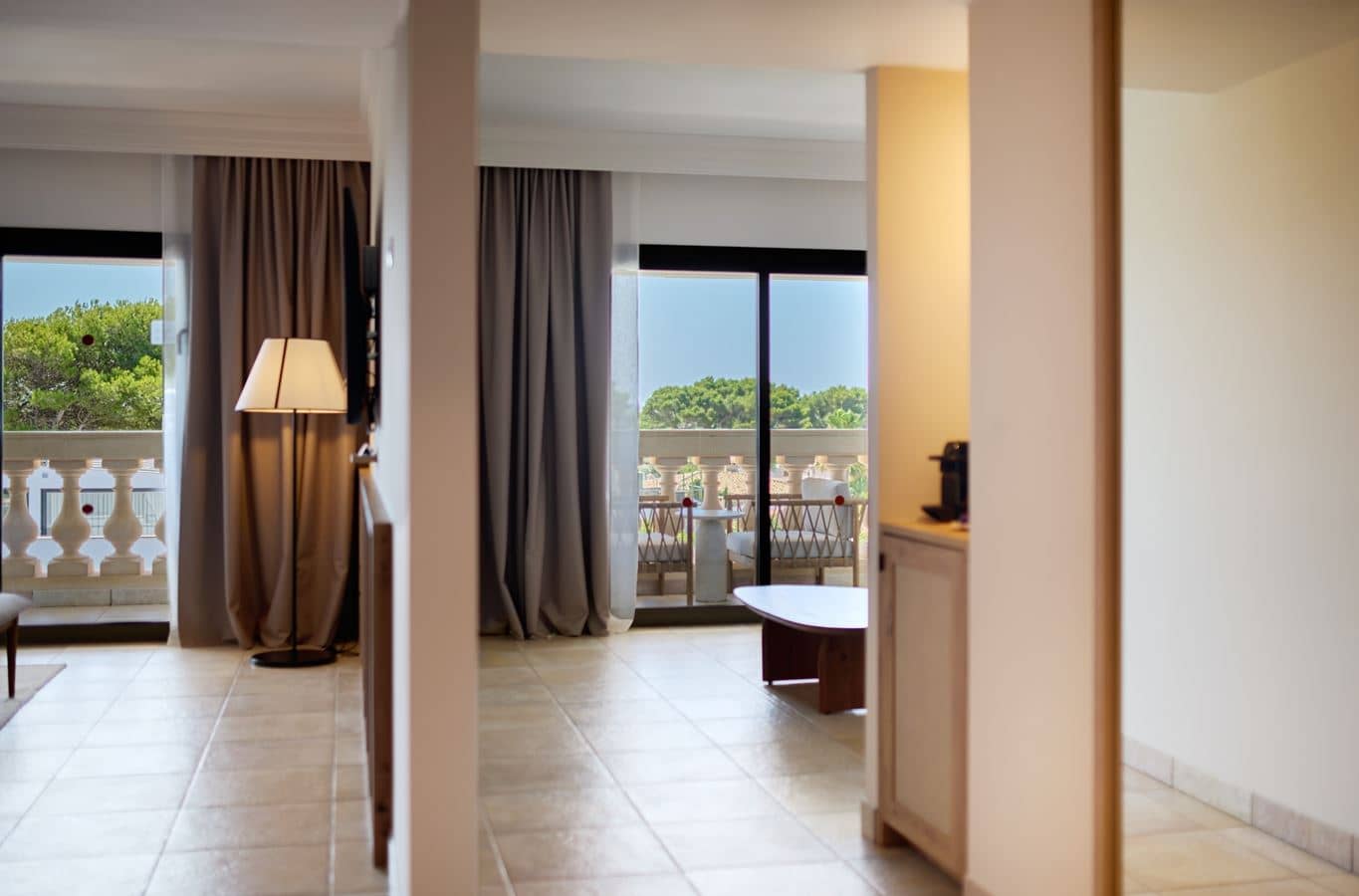 rooms-1-bedroom-suite-partial-sea-view-balcony-or-terrace