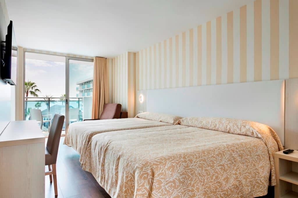 rooms-superior-side-sea-view-balcony-or-terrace