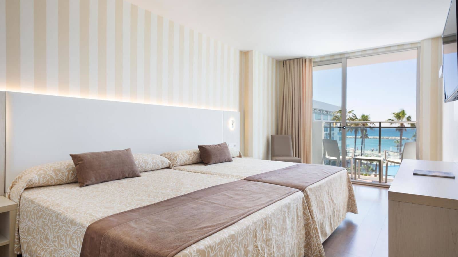 rooms-family-room-sea-view