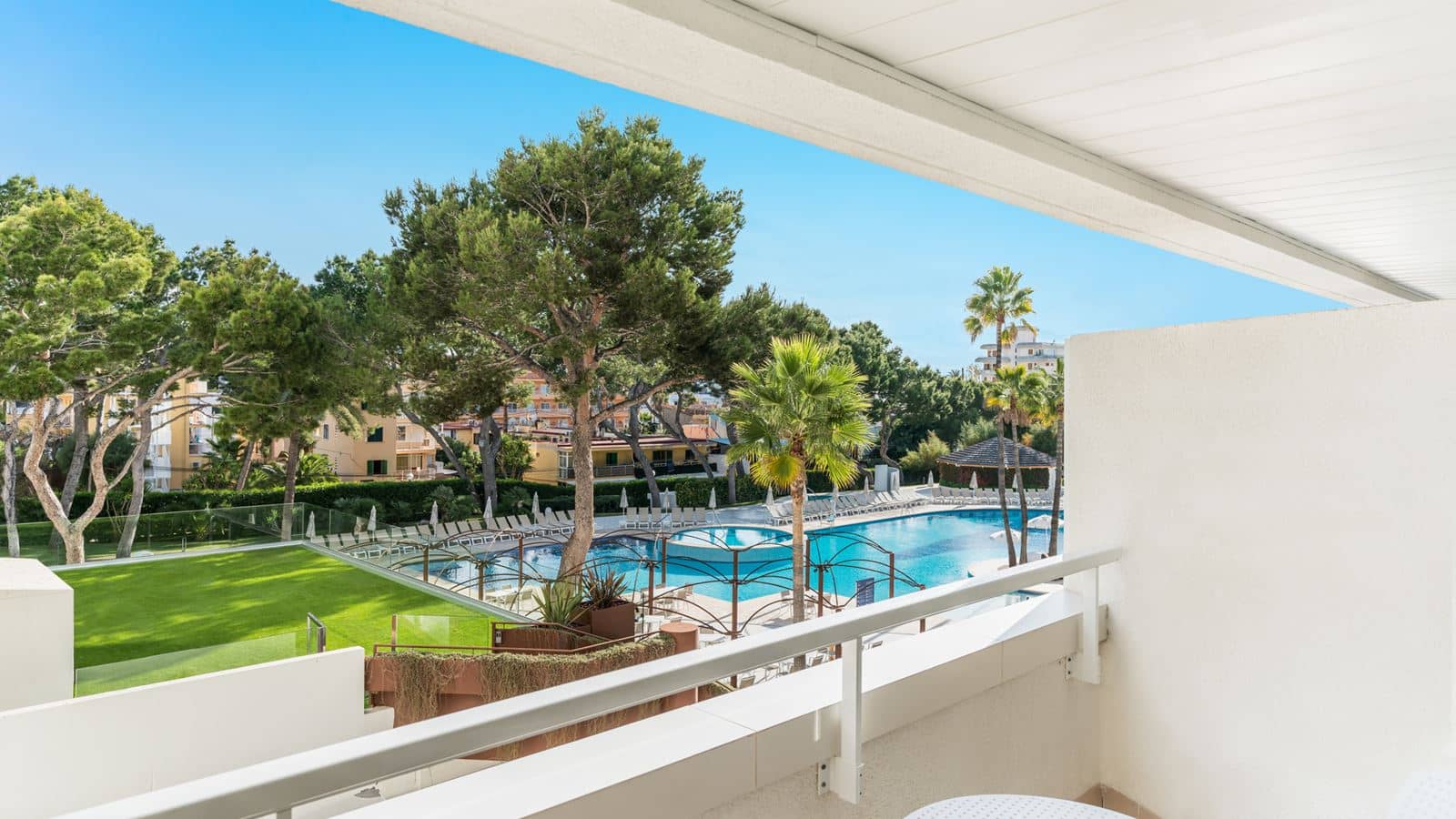 rooms-triple-triple-pool-view-triple-garden-view