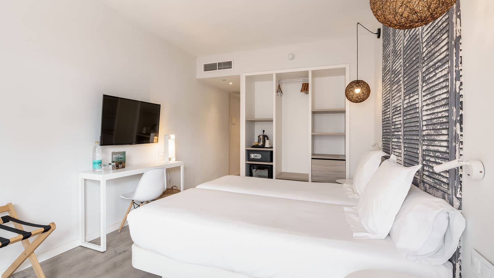 rooms-room-double-balcony