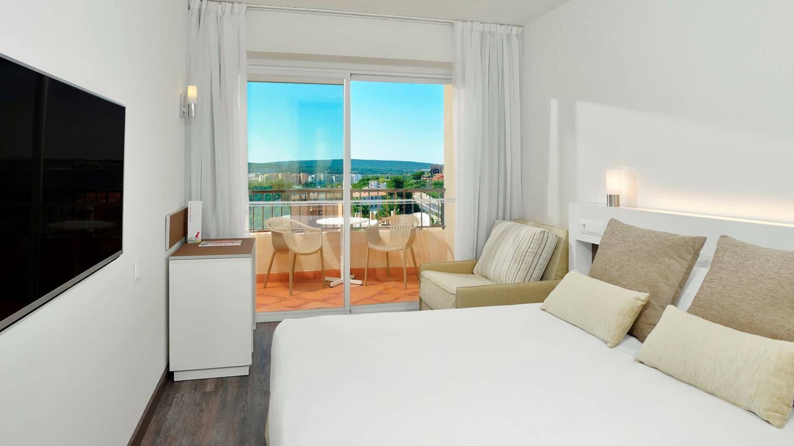 rooms-double-room-swimming-pool-view