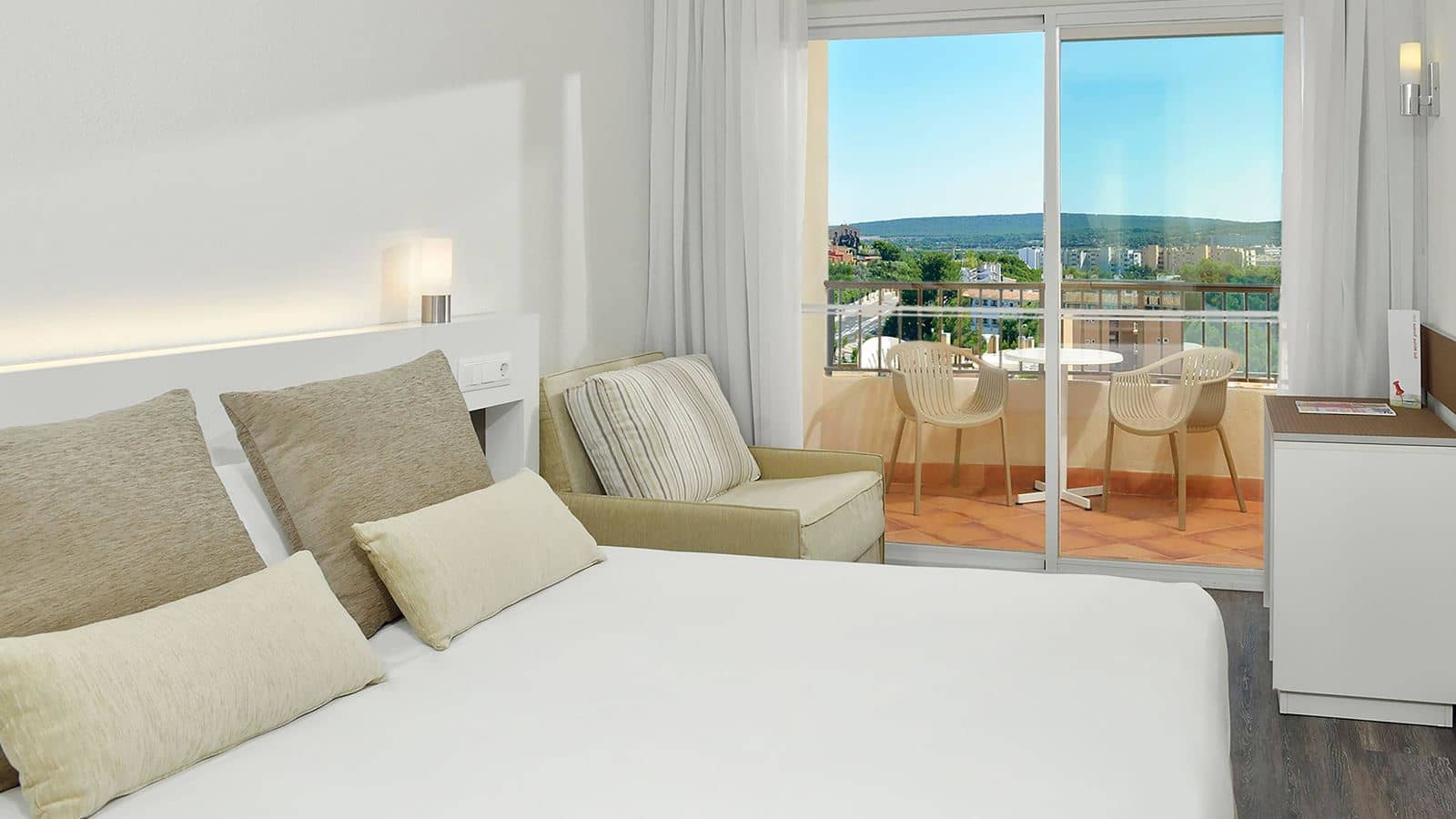 rooms-double-room-swimming-pool-view