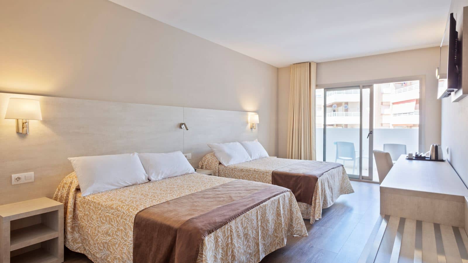 rooms-double-standard-with-balcony-or-terrace