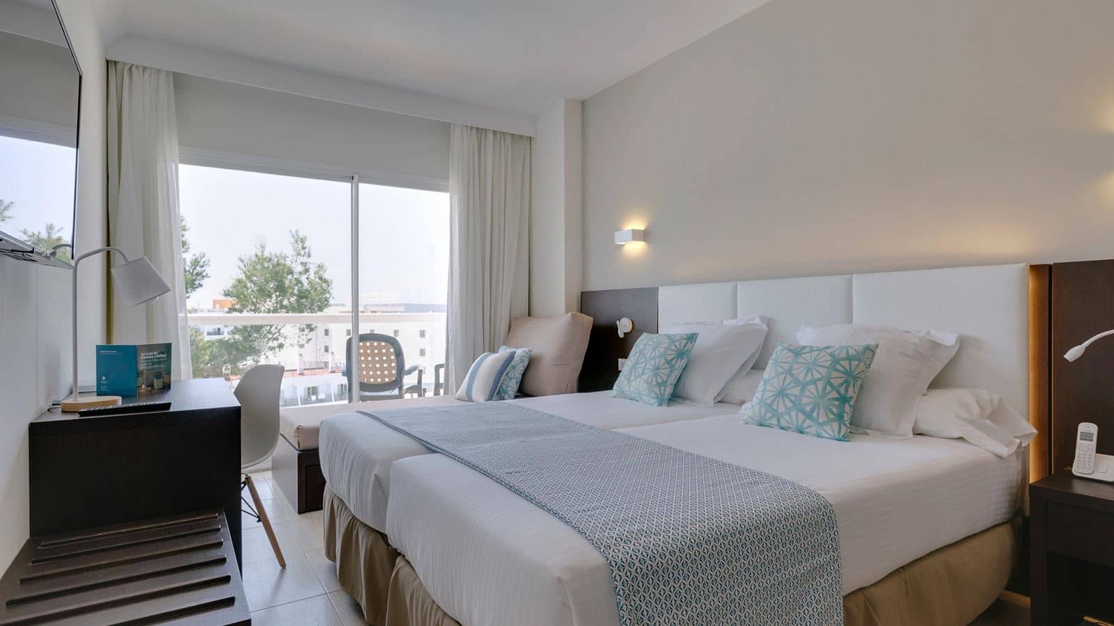 rooms-dbs--double-superior-with-balcony-or-terrace