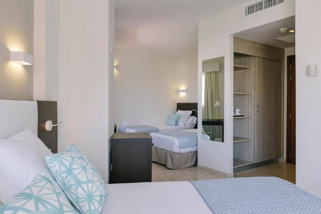 rooms-double-family-room-with-balcony-or-terrace