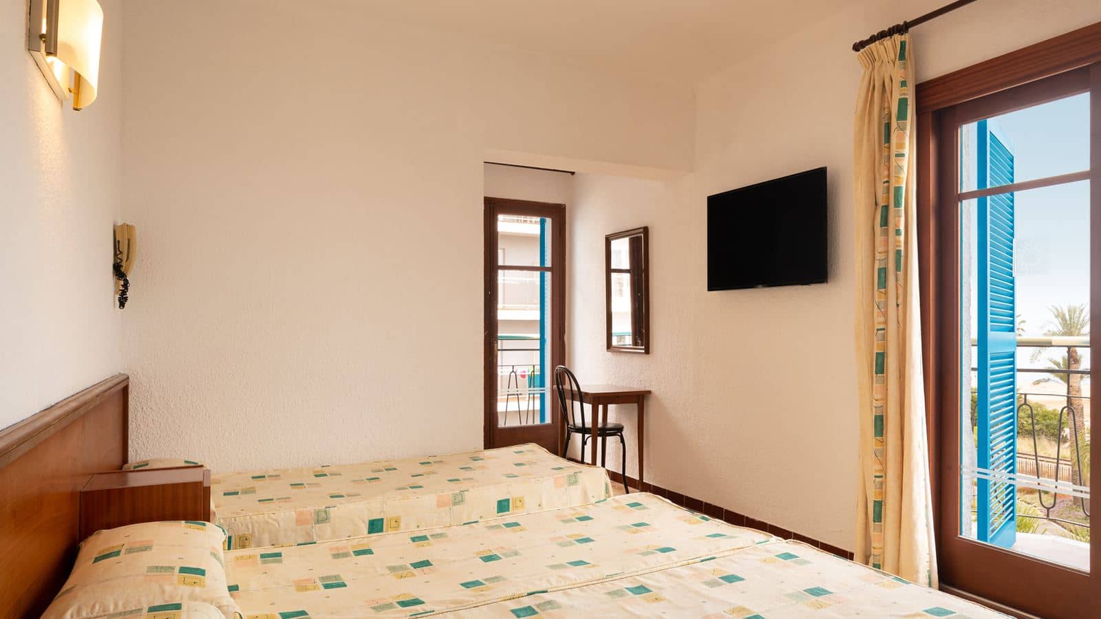 rooms-double-standard-balcony-or-terrace