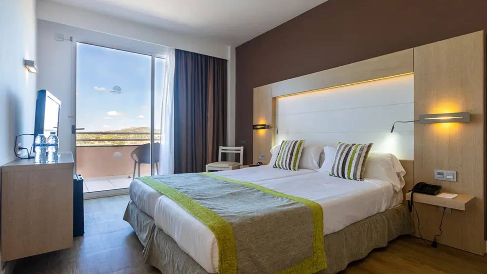 rooms-double-single-use--balcony-or-terrace