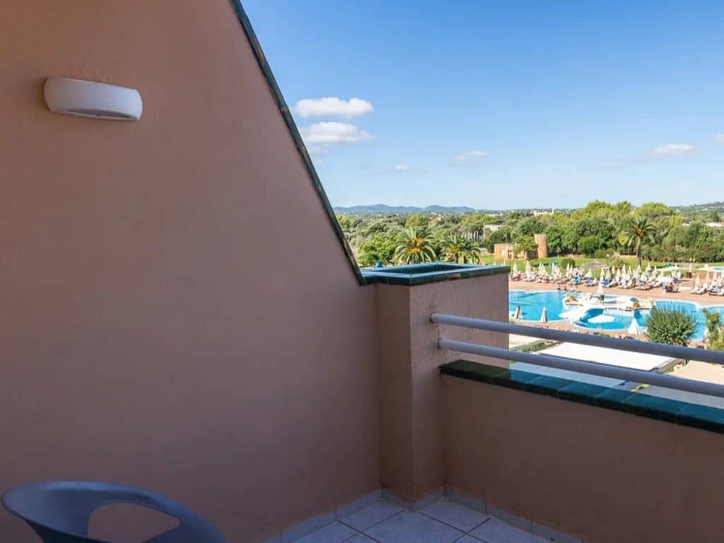 rooms-triple-room--balcony-or-terrace