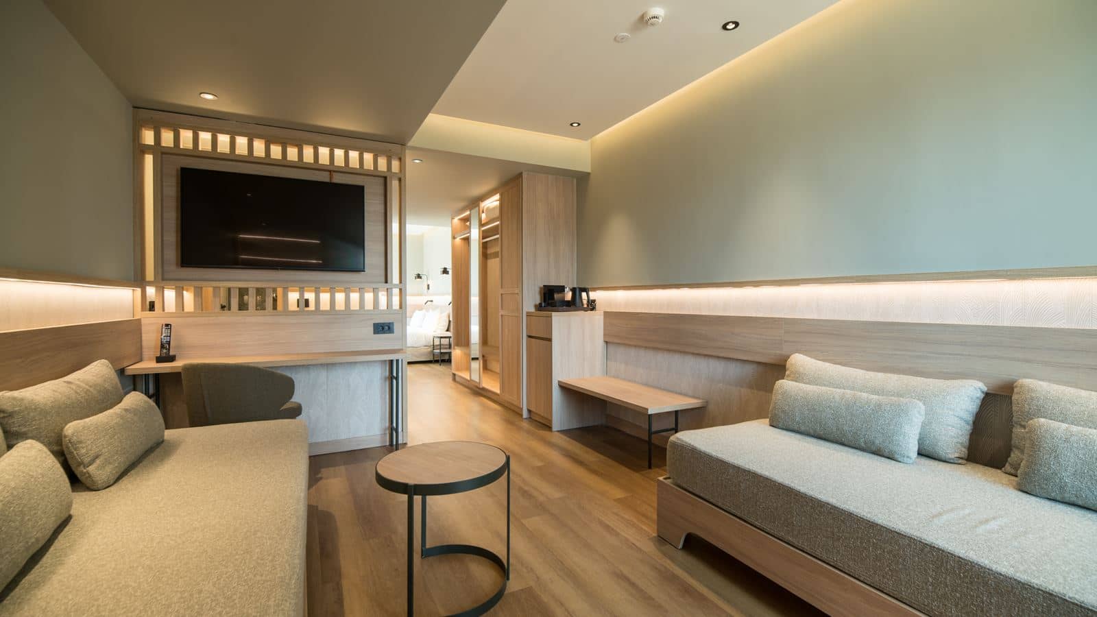 rooms-classic-family-room-garden-view
