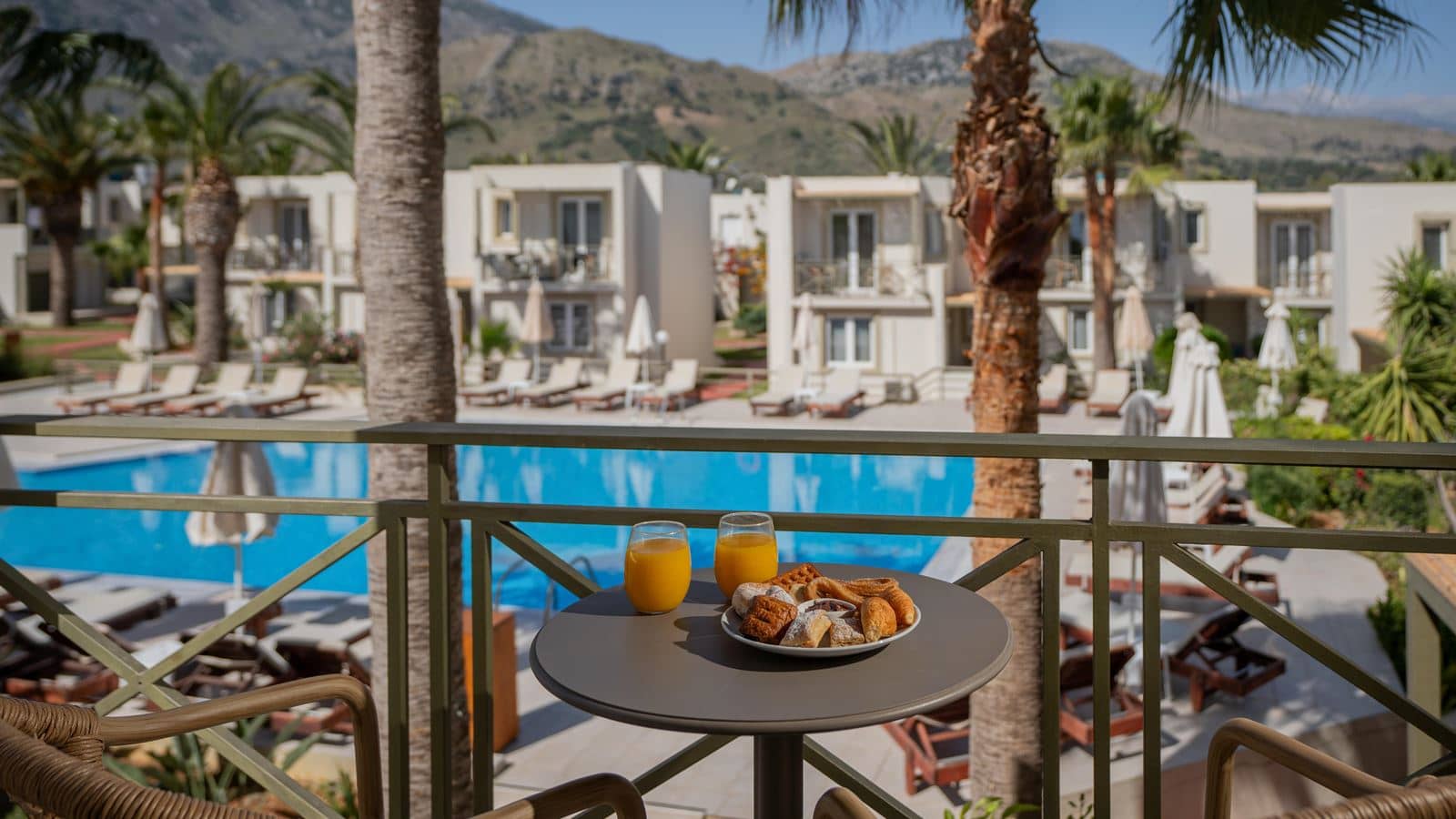 rooms-superior-bungalow-pool-view