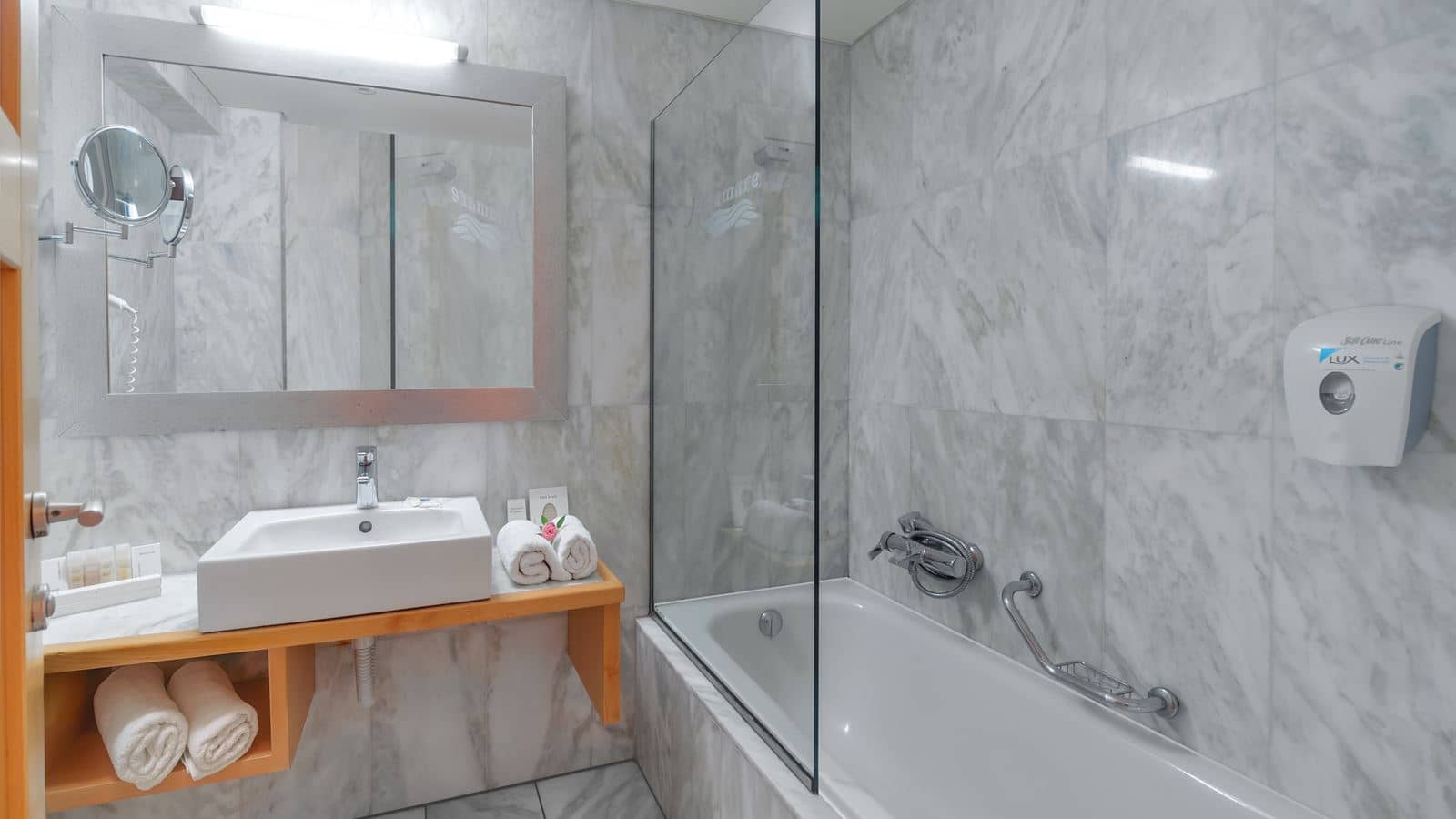 rooms-frontal-deluxe-sea-view-pool