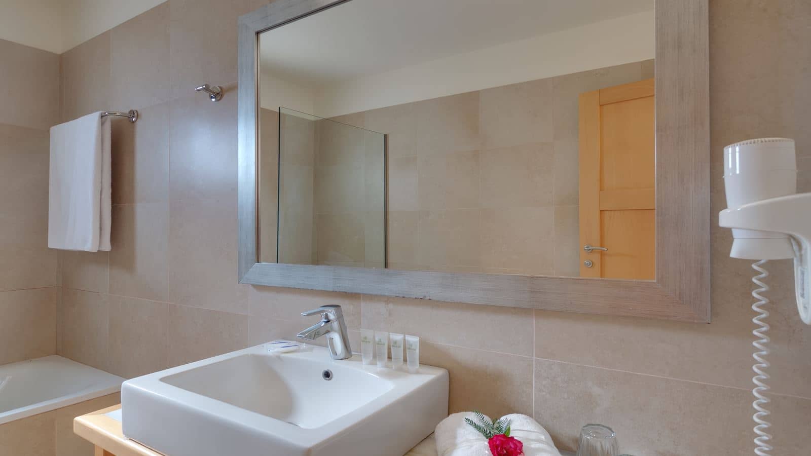 rooms-suite-2-bedrooms-sideseaview