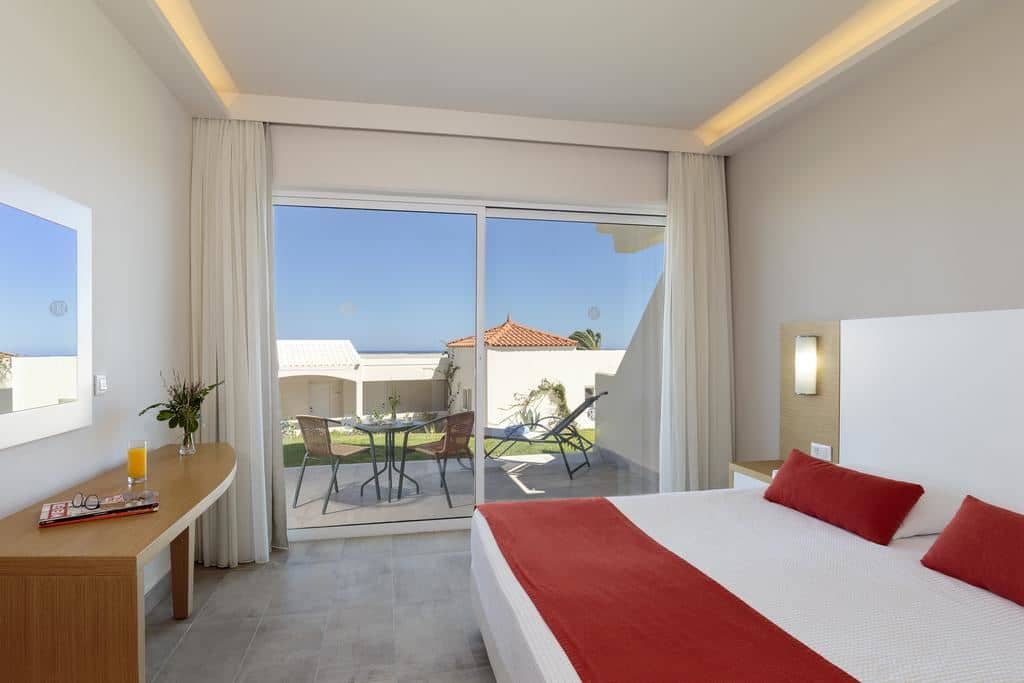 rooms-family-room-garden-view