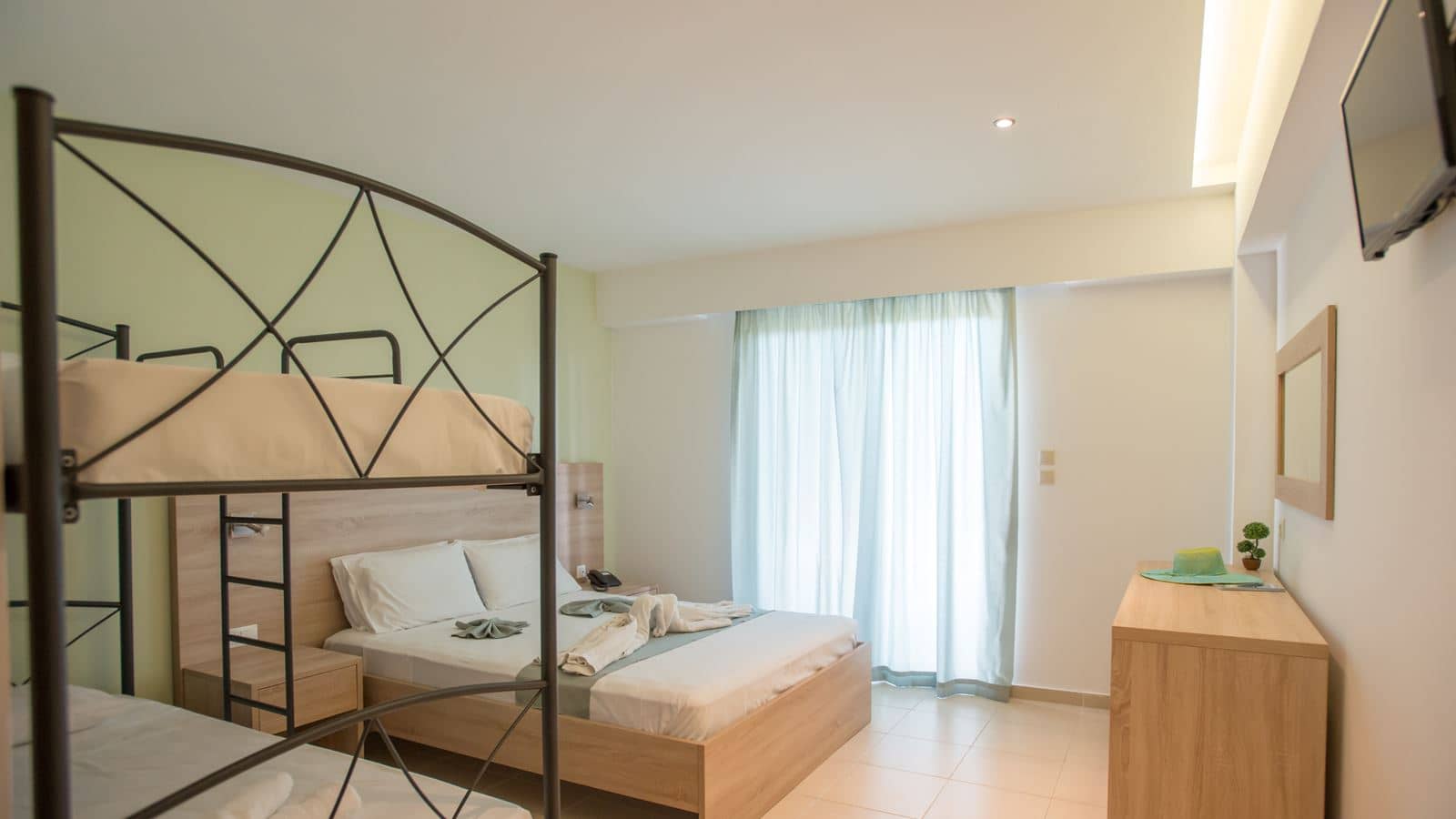 rooms-superior-quadruple-pool-view-with-balcony-or-terrace