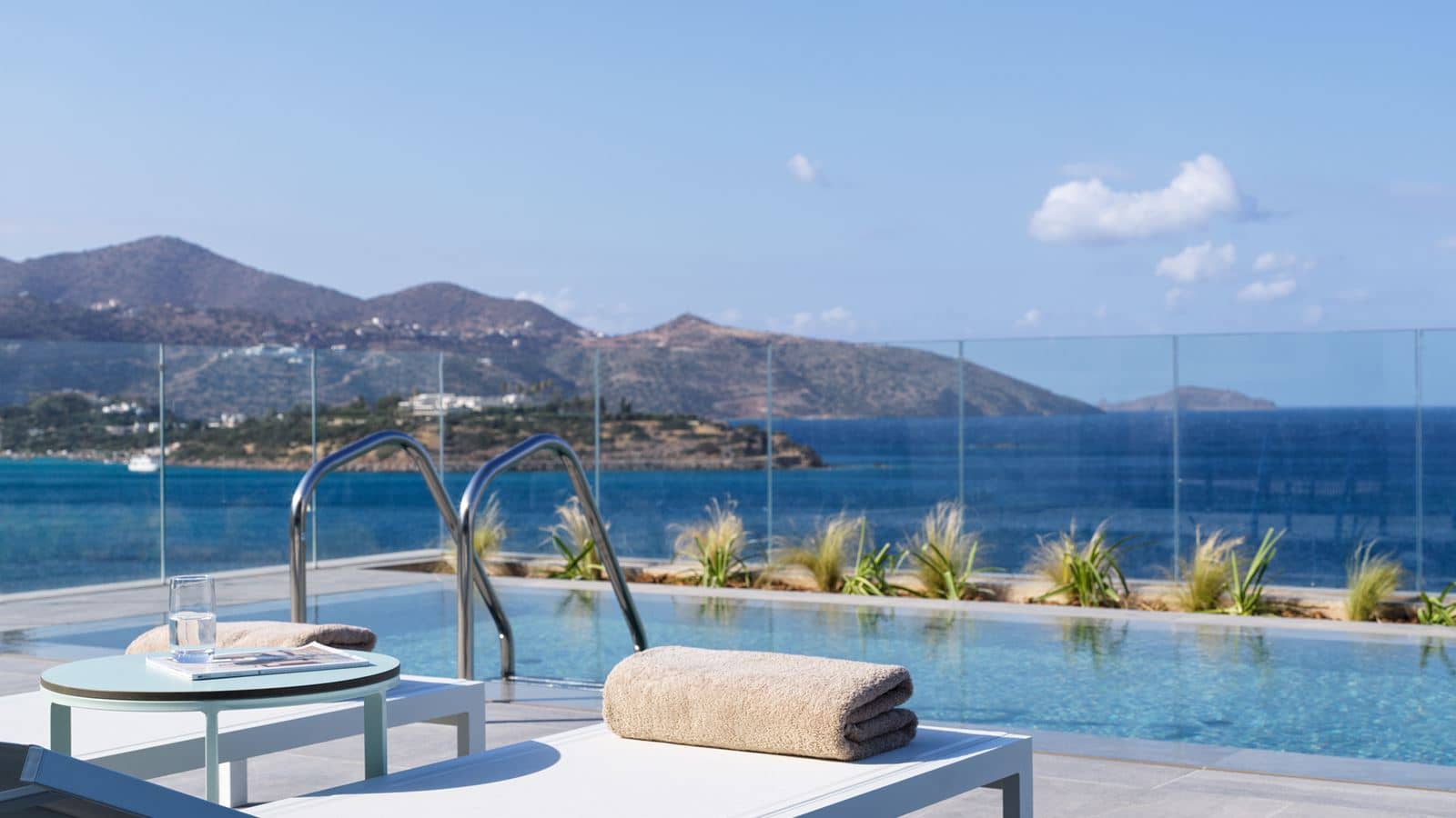 rooms-room-premium-double-sea-view-shared-pool