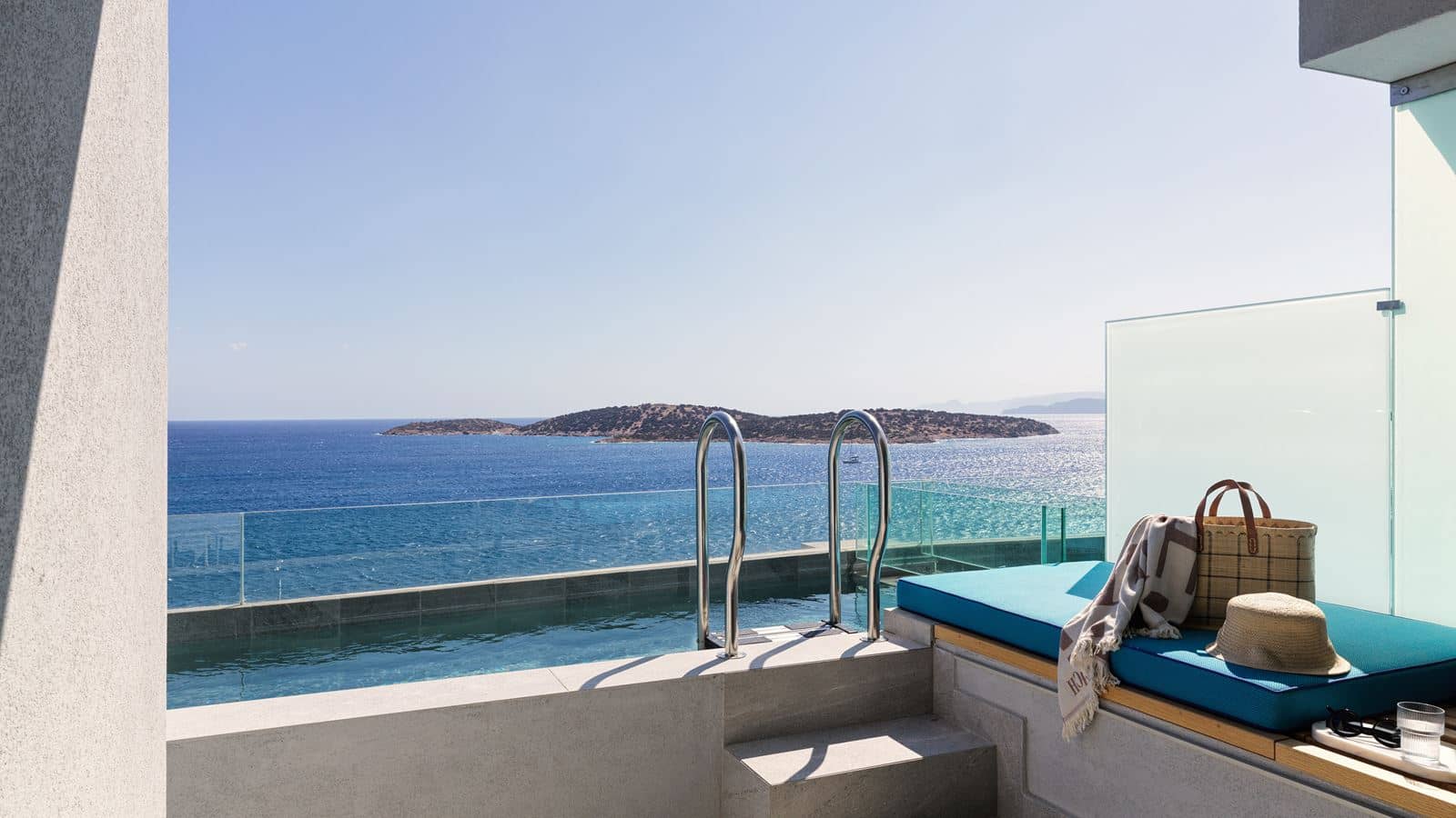 rooms-suite-1-bedroom-seaview-plunge-pool