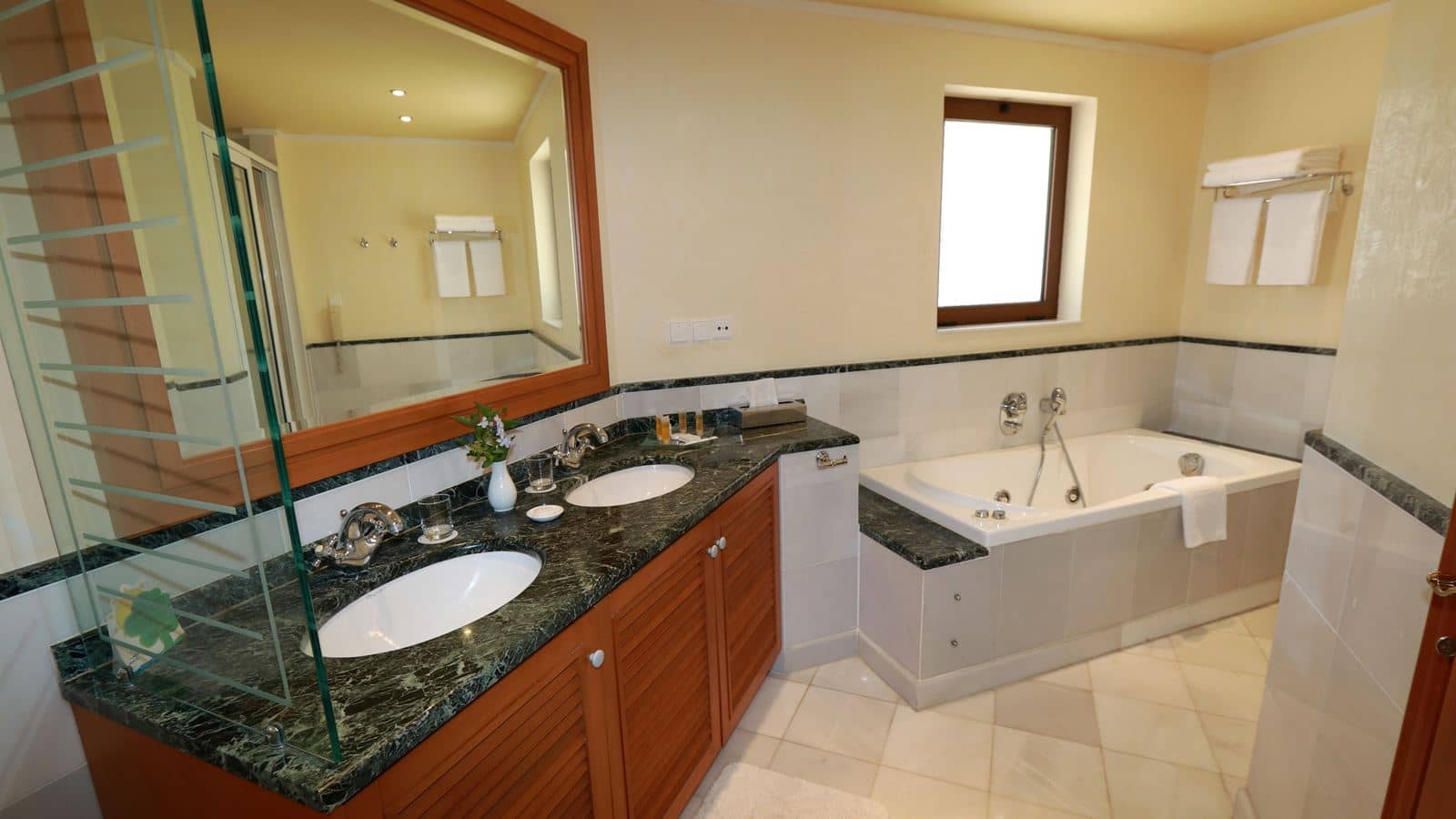 rooms-vip-suite-shared-pool