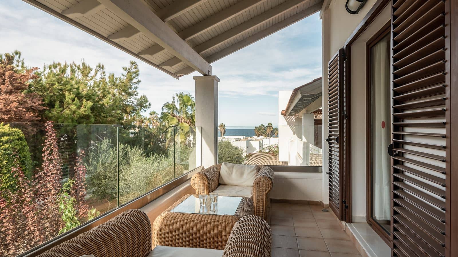 rooms-vip-suite-shared-pool
