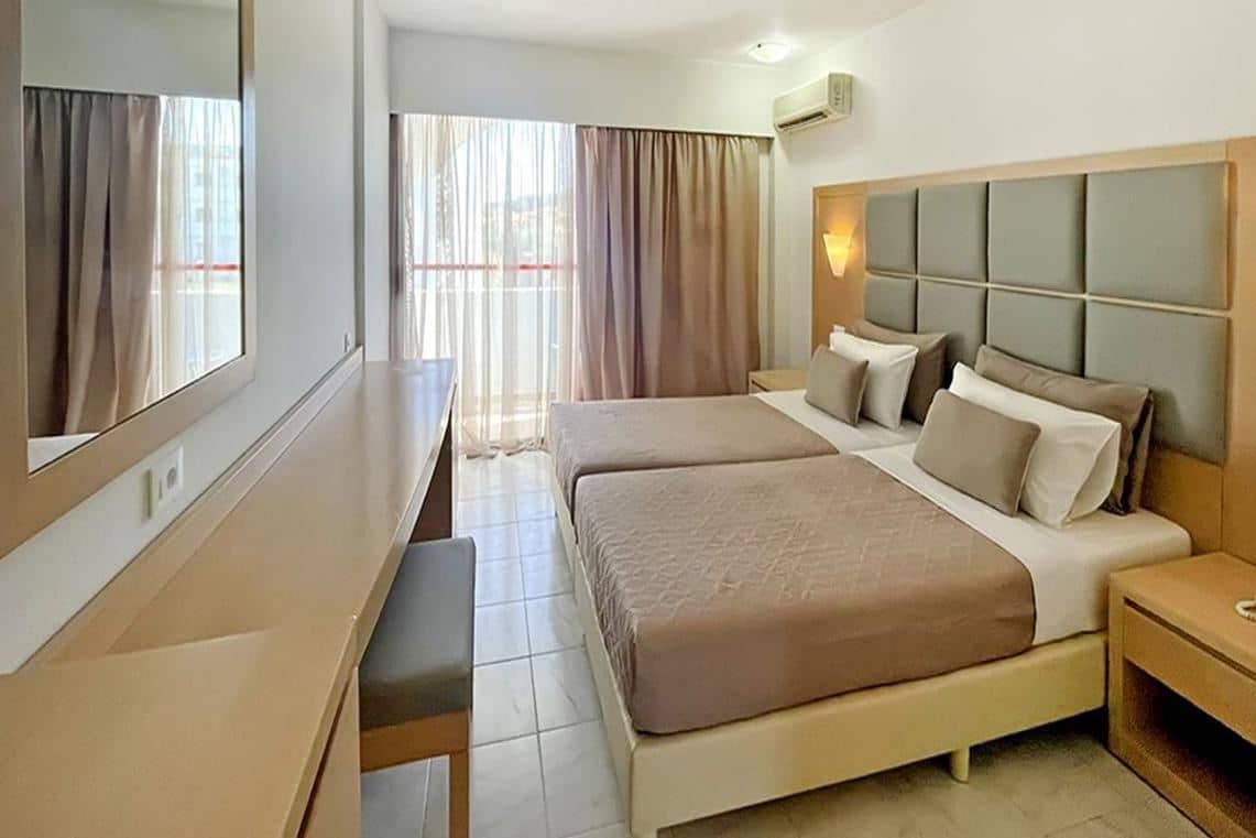 rooms-room-superior-balcony-or-terrace