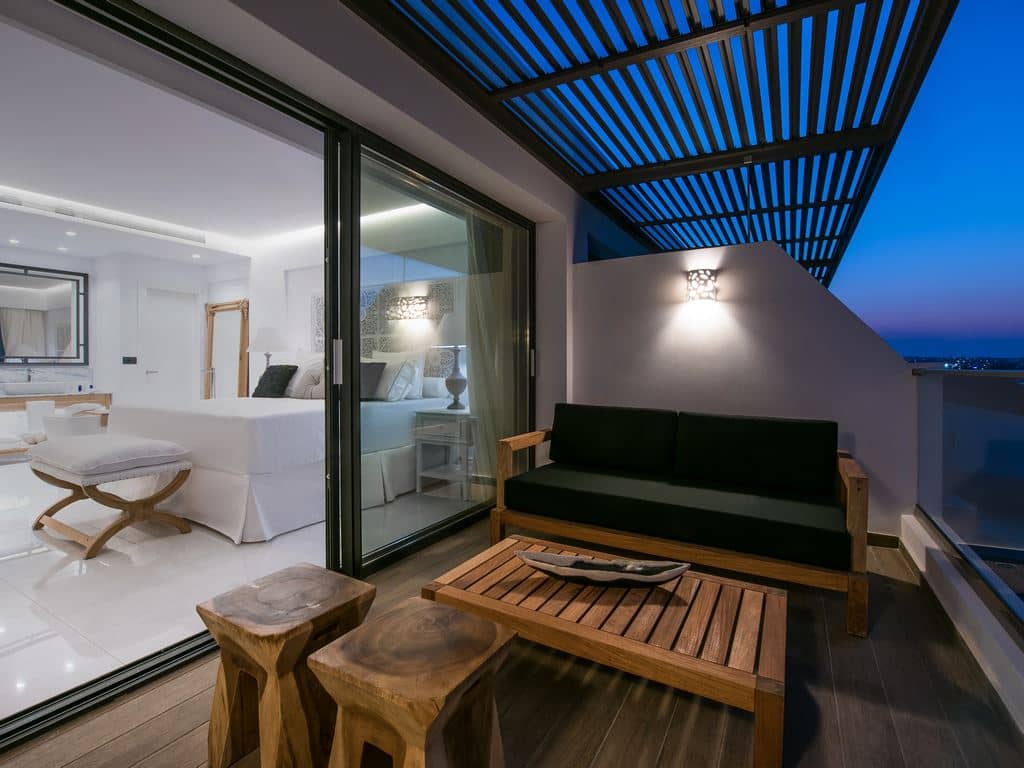 rooms-deep-blu-deluxe-sea-view-guestroom