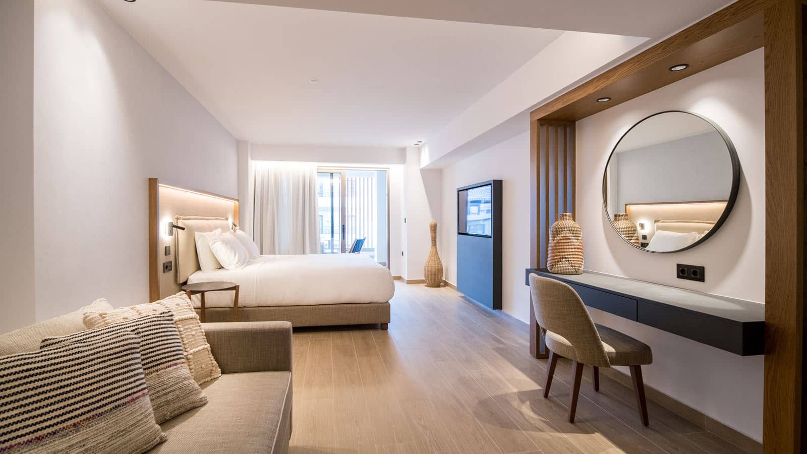 rooms-urban-chic-outdoor-jacuzzi-city-view