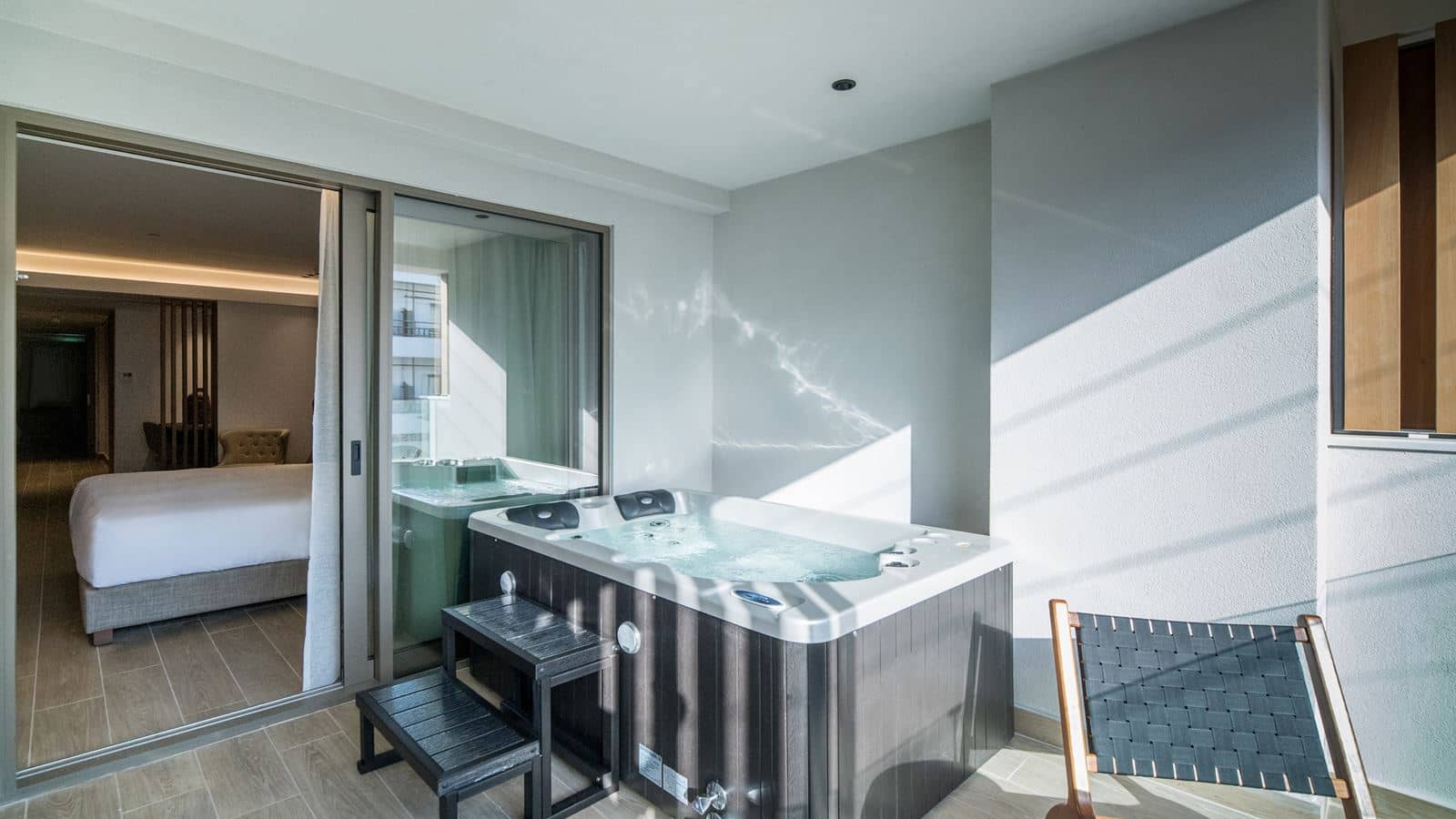 rooms-urban-chic-outdoor-jacuzzi-city-view