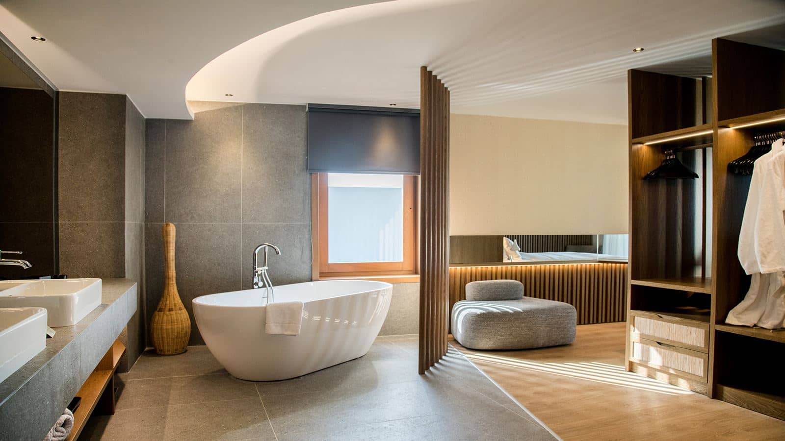 rooms-dazzling-suite-seaviewoutdoor-jacuzzi