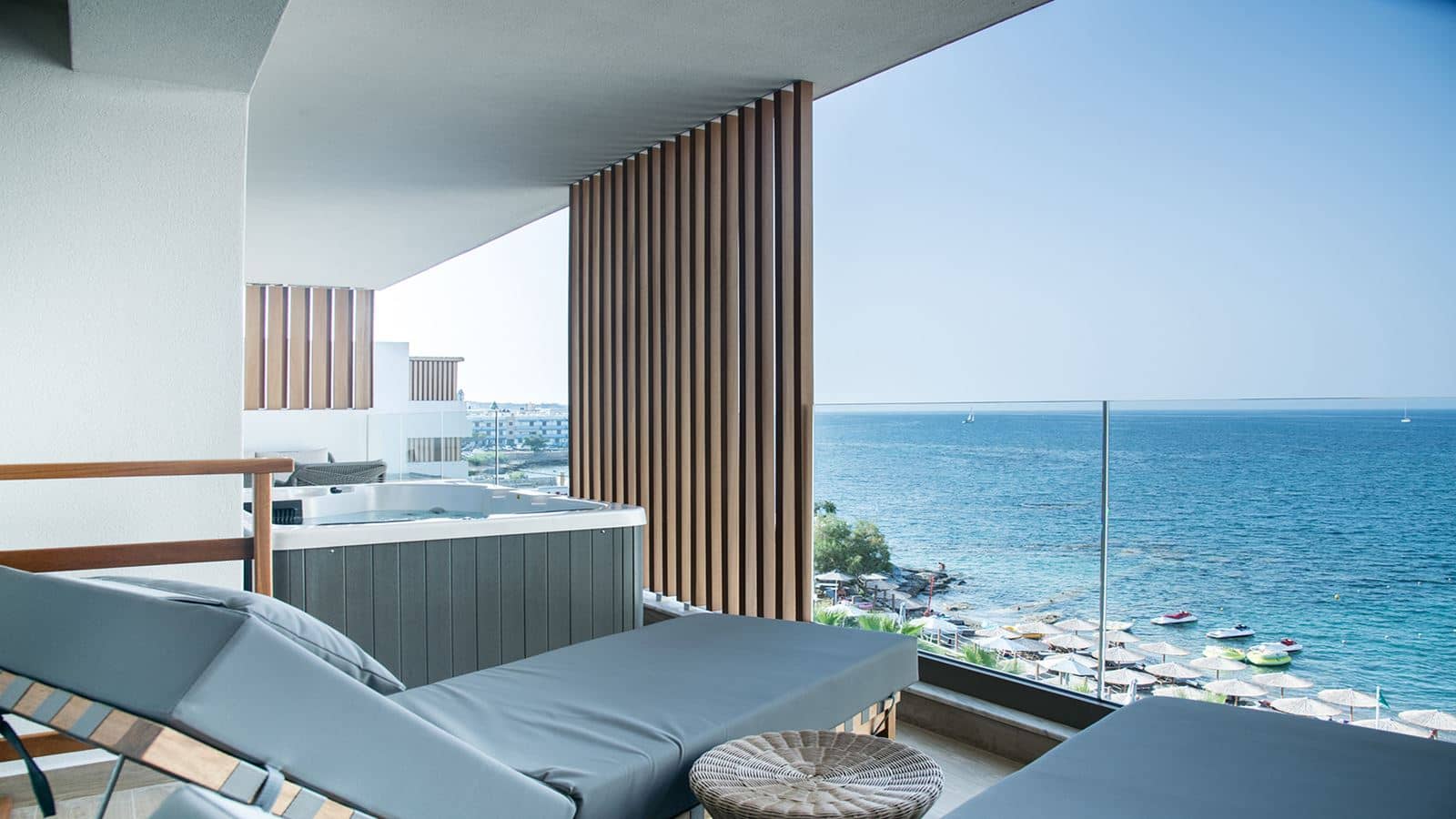 rooms-dazzling-suite-seaviewoutdoor-jacuzzi