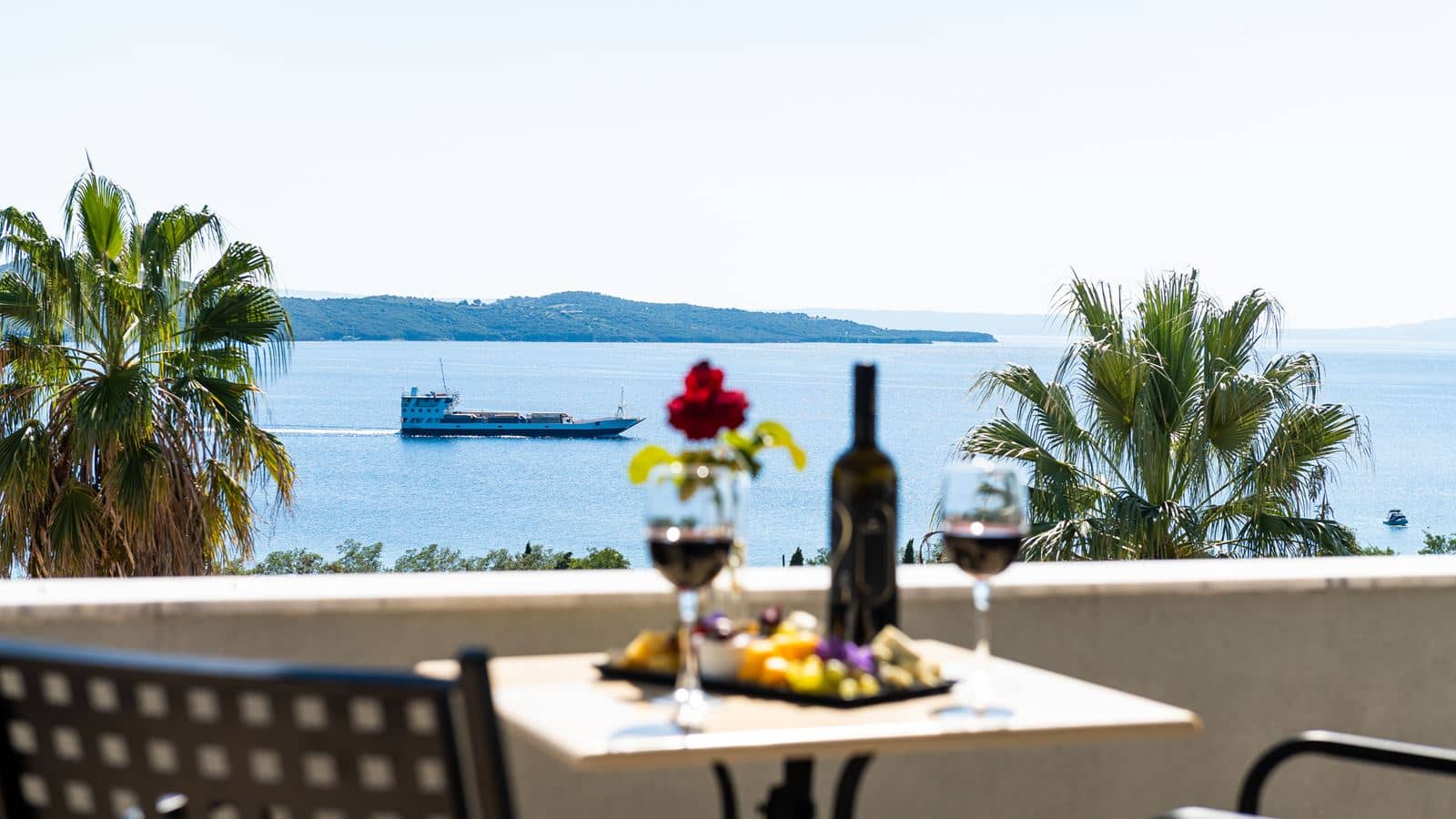 rooms-one-bedroom-family-suite-sea-view