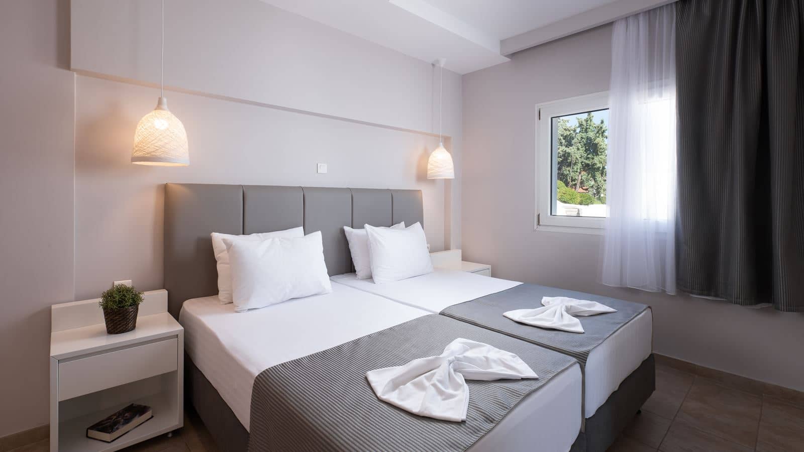 rooms-one-bedroom-family-suite-sea-view